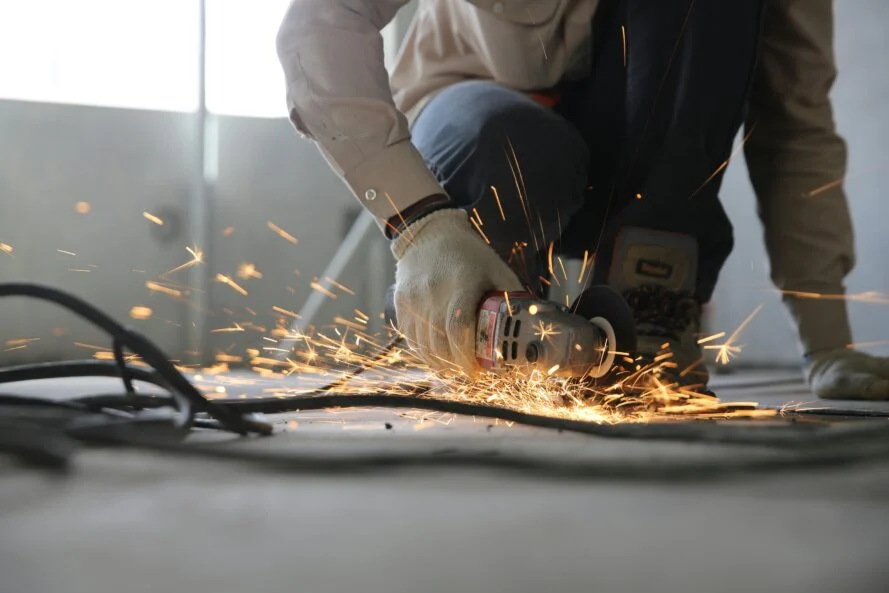 Precision in Every Pass: Mastering Portable Belt Sanders for Tight Spaces and Complex Geometry