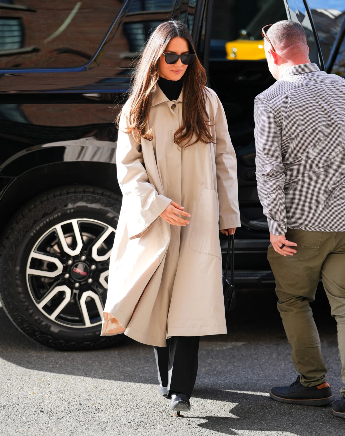 The Geometry of Elegance: Why the Trapeze Car Coat Is This Season’s Essential Silhouette